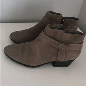 WORN ONCE Clark’s Booties